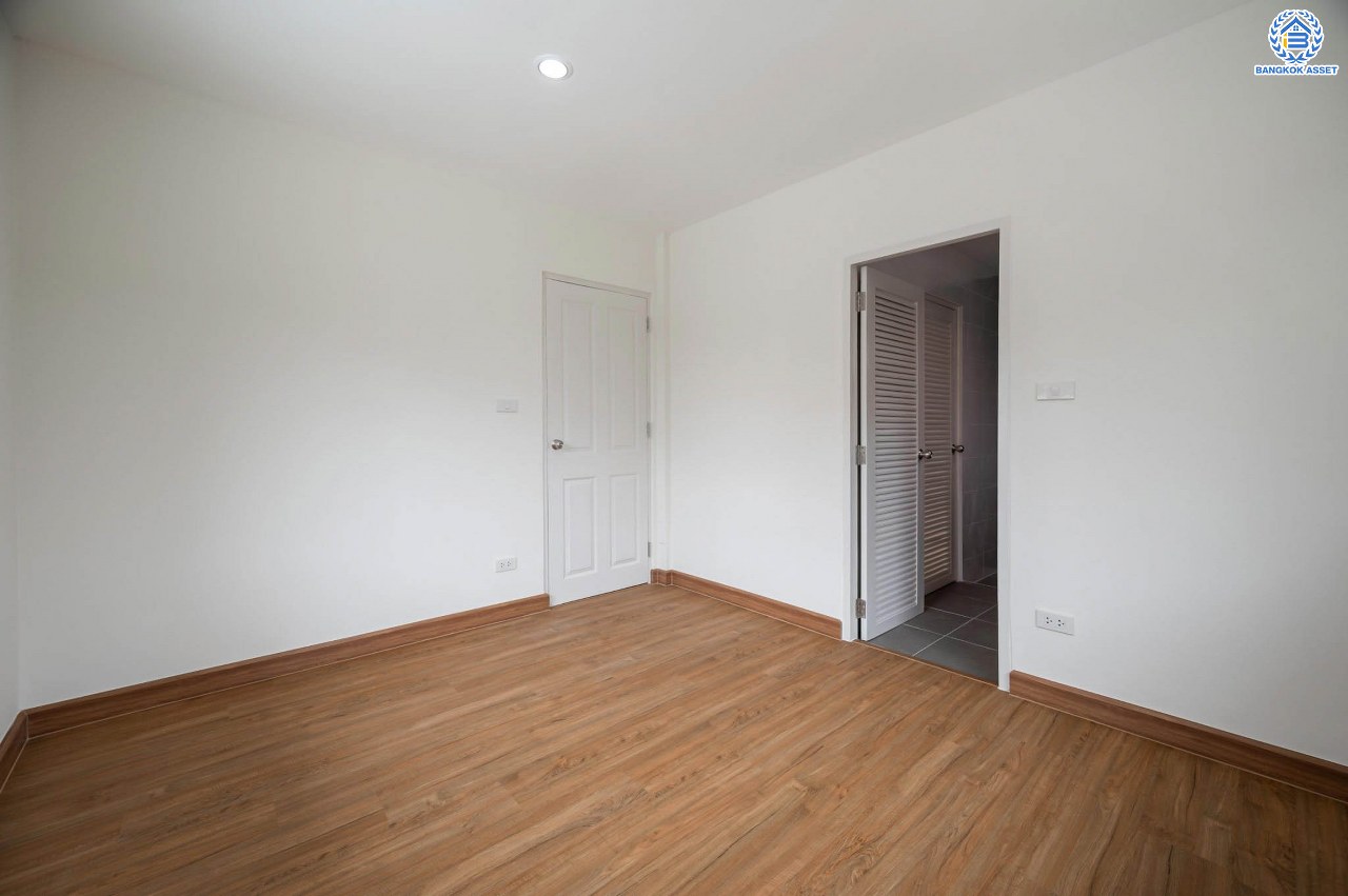 บ้านมือสองตกแต่งใหม่ โครงการ บ้านณัฐนันท์2 ดอนเมือง บ้านเดี่ยว หลังมุม  เนื้อที่ 56.9 ตร.ว. ฟังก์ชัน 3 ห้องนอน 3 ห้องน้ำ จอดรถได้ 1 คัน บนทำเลดีที่สุด ใกล้สนามบินดอนเมือง ทางด่วน "ศรีสมาน" และรถไฟฟ้าสายสีแดง "สถานีดอนเมือง"